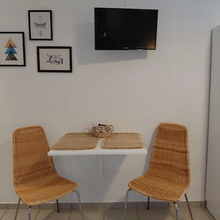 Kiki's Casa de hóspedes Néos Pírgos